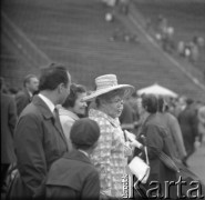 Lata 60., Warszawa, Polska.
Aktorka Hanka Bielicka na Stadionie Dziesięciolecia.
Fot. Edward Grochowicz, zbiory Ośrodka KARTA.