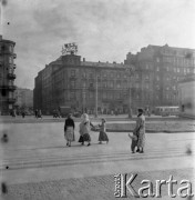 Lata 60., Warszawa, Polska.
Cygańskie kobiety z dziećmi na placu przy budynku Dworca Warszawa Śródmieście. 
Fot. Edward Grochowicz, zbiory Ośrodka KARTA
