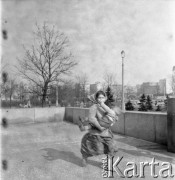 Lata 60., Warszawa, Polska.
Cygańskie dzieci w pobliżu Pałacu Kultury i Nauki.
Fot. Edward Grochowicz, zbiory Ośrodka KARTA
