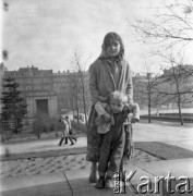 Lata 60., Warszawa, Polska.
Cygańskie dzieci na placu przy Pałacu Kultury i Nauki.
Fot. Edward Grochowicz, zbiory Ośrodka KARTA
