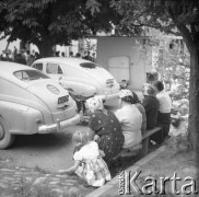 Lata 60., Polska.
Kobiety i dzieci na odpuście.
Fot. Edward Grochowicz, zbiory Ośrodka KARTA