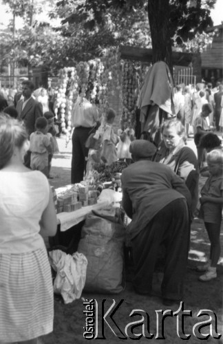 Lata 60., Polska.
Stragany odpustowe.
Fot. Edward Grochowicz, zbiory Ośrodka KARTA