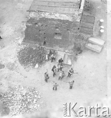 Lata 60., Polska.
Grajkowie na podwórzu.
Fot. Edward Grochowicz, zbiory Ośrodka KARTA