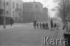 Lata 60., Polska.
Przedszkolaki prowadzone przez jezdnię.
Fot. Edward Grochowicz, zbiory Ośrodka KARTA