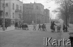 Lata 60., Polska.
Przedszkolaki prowadzone przez jezdnię.
Fot. Edward Grochowicz, zbiory Ośrodka KARTA