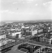 Lata 60., Warszawa, Polska.
Zabudowania Śródmieścia. Ujęcie z okna Pałacu Kultury i Nauki w kierunku południowo-wschodnim. Widoczne m. in. skrzyżowanie Alei Jerozolimskich z ulicą Marszałkowską oraz Hotel Polonia Palace przy Al. Jerozolimskich 45.
Fot. Edward Grochowicz, zbiory Ośrodka KARTA