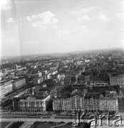 Lata 60., Warszawa, Polska.
Zabudowania Śródmieścia. Ujęcie z okna Pałacu Kultury i Nauki w kierunku południowym. Widoczny m. in. Hotel Polonia Palace i kamienica Józefa Dawidsohna i Hackela Kadyńskiego przy Al. Jerozolimskich.
Fot. Edward Grochowicz, zbiory Ośrodka KARTA