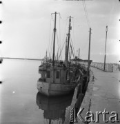 Lata 60., Polska.
Kuter zacumowany w porcie.
Fot. Edward Grochowicz, zbiory Ośrodka KARTA