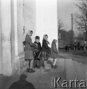 Lata 60., Polska.
Dzieci przed kościołem.
Fot. Edward Grochowicz, zbiory Ośrodka KARTA
