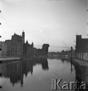 Lata 60., Gdańsk, Polska.
Nabrzeże portowe nad Motławą. Długie Pobrzeże z widoczną w centralnej części kadru Brama Szeroką (Bramą Żuraw) z zabytkowym drewnianym dźwigiem portowym - żurawiem.
Fot. Edward Grochowicz, zbiory Ośrodka KARTA