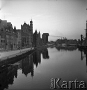 Lata 60., Gdańsk, Polska.
Nabrzeże portowe nad Motławą. Długie Pobrzeże z widoczną w centralnej części kadru Brama Szeroką (Bramą Żuraw) z zabytkowym drewnianym dźwigiem portowym - żurawiem.
Fot. Edward Grochowicz, zbiory Ośrodka KARTA