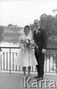 Lata 60., Warszawa, Polska.
Młoda para podczas sesji fotograficznej w Łazienkach Królewskich.
Fot. Edward Grochowicz, zbiory Ośrodka KARTA