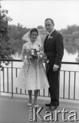 Lata 60., Warszawa, Polska.
Młoda para podczas sesji fotograficznej w Łazienkach Królewskich.
Fot. Edward Grochowicz, zbiory Ośrodka KARTA