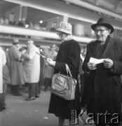 Lata 60., Warszawa, Polska.
Widzowie na Torze Wyścigów Konnych na Służewcu.
Fot. Edward Grochowicz, zbiory Ośrodka KARTA