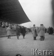 Lata 60., Warszawa, Polska.
Widzowie na Torze Wyścigów Konnych na Służewcu.
Fot. Edward Grochowicz, zbiory Ośrodka KARTA