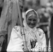 Lata 60., Łowicz, Polska.
Uroczysta procesja z okazji święta Bożego Ciała. Portret staruszki niosącej chorągiew.
Fot. Edward Grochowicz, zbiory Ośrodka KARTA