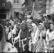 Lata 60., Łowicz, Polska.
Uroczysta procesja z okazji święta Bożego Ciała. Kobiety trzymające zapalone gromnice.
Fot. Edward Grochowicz, zbiory Ośrodka KARTA