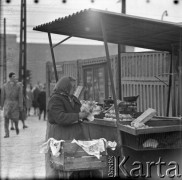 Lata 60., Polska.
Kobieta przy ulicznym straganie z ziemniakami.
Fot. Edward Grochowicz, zbiory Ośrodka KARTA
