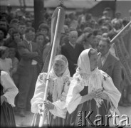 Lata 60., Łowicz, Polska.
Uroczysta procesja z okazji święta Bożego Ciała. Kobiety niosące chorągwie.
Fot. Edward Grochowicz, zbiory Ośrodka KARTA