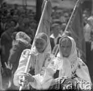 Lata 60., Łowicz, Polska.
Uroczysta procesja z okazji święta Bożego Ciała. Kobiety niosące chorągwie.
Fot. Edward Grochowicz, zbiory Ośrodka KARTA