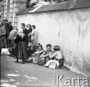 Lata 60., Łowicz, Polska.
Uroczysta procesja z okazji święta Bożego Ciała. 
Fot. Edward Grochowicz, zbiory Ośrodka KARTA