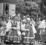 Lata 60., Łowicz, Polska.
Uroczysta procesja z okazji święta Bożego Ciała. Kobiety w strojach ludowych
Fot. Edward Grochowicz, zbiory Ośrodka KARTA