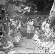 Lata 60., Łowicz, Polska.
Uroczysta procesja z okazji święta Bożego Ciała. 
Fot. Edward Grochowicz, zbiory Ośrodka KARTA