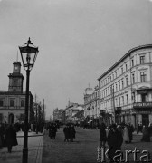 Przed 1914, Warszawa, Królestwo Polskie, Cesarstwo Rosyjskie.
Ulica Marszałkowska w Warszawie, na pierwszym planie latarnia gazowa. 
Fot. NN, zbiory Ośrodka KARTA

