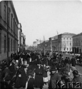 Przed 1914, Warszawa, Królestwo Polskie, Cesarstwo Rosyjskie.
Niedziela Palmowa na Krakowskim Przedmieściu - wiejskie kobiety sprzedające palmy. Po lewej stronie gmach budynku przy ulicy Krakowskie Przedmieście 3, po prawej pałac Uruskich (obecnie mieści się tu Wydział Geografii i Studiów Regionalnych).
fot. NN, zbiory Ośrodka KARTA