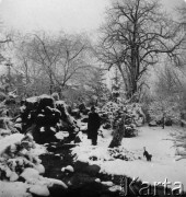 Przed 1914, Warszawa, Królestwo Polskie, Cesarstwo Rosyjskie.
Park Ujazdowski (obecnie Park im. Ignacego Paderewskiego). Mężczyzna z jamnikiem podczas spaceru. 
Fot. NN, zbiory Ośrodka KARTA