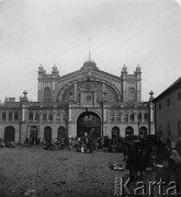 Przed 1914, Warszawa, Królestwo Polskie, Cesarstwo Rosyjskie.
Widok Hali Mirowskiej, na pierwszym planie przekupki z towarami. 
Fot. NN, zbiory Ośrodka KARTA