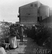 Przed 1914, Warszawa, Królestwo Polskie, Cesarstwo Rosyjskie.
Stragany z obuwiem na jednym z warszawskich bazarów, reklama na ścianie budynku w tle: 