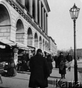 Przed 1914, Warszawa, Królestwo Polskie, Cesarstwo Rosyjskie.
Handel uliczny - stragany z materiałami w podcieniach budynku.
Fot. NN, zbiory Ośrodka KARTA



