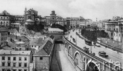 1900-1914, Warszawa, Królestwo Polskie, Cesarstwo Rosyjskie.
Po prawej stronie arkady Nowego Zjazdu (obecnie Trasa W-Z) i Pałac pod Blachą. Po lewej stronie zabudowania Mariensztatu. W tle - kościół p.w. św. Anny, kamienice przy ulicy Krakowskie Przedmieście oraz Kolumna Zygmunta.
Fot. NN, zbiory Ośrodka KARTA