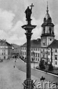 1900-1914, Warszawa, Królestwo Polskie, Cesarstwo Rosyjskie.
Plac Zamkowy, na pierwszym planie Kolumna Zygmunta, w tle Zamek Królewski. 
Fot. NN, zbiory Ośrodka KARTA