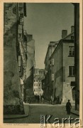 1900-1914, Warszawa, Królestwo Polskie, Cesarstwo Rosyjskie.
Ulica Wąski Dunaj na Starym Mieście. Po prawej stronie skrzyżowanie z ulicą Piwną, w głębi - wschodnia pierzeja rynku. Z serii 
