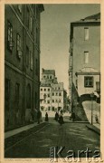 1900-1914, Warszawa, Królestwo Polskie, Cesarstwo Rosyjskie.
Ulica Jezuicka przy skrzyżowaniu z ulicą Celną na Starym Mieście. W głębi - północna pierzeja rynku. Z serii 