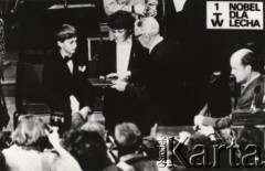 11.12.1983, Oslo, Norwegia.
Wręczenie Pokojowej Nagrody Nobla dla Lecha Wałęsy. Nagrodę odebrała Danuta Wałęsowa i syn. 
Fot. NN, zbiory Ośrodka KARTA
