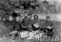 1904, Kolonia Rybnaja k/Jakucka, Cesarstwo Rosyjskie.
Zesłańcy: Wasilij Matwiejew, Aleksander Radowicz, Mowsza Łaps, Ignacy Gwidon.
Fot. NN, kolekcja Zygmunta Lewańskiego, udostępnił Julian Lewański

