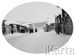 1904-1905, Us't Kuta, Cesarstwo Rosyjskie.
Fragment osady, latem pływano stąd do Jakucka parostatkiem.
Fot. NN, kolekcja Zygmunta Lewańskiego, udostępnił Julian Lewański

