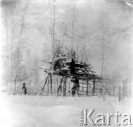 1904, Prochładnoje, Cesarstwo Rosyjskie.
Letni dom zesłańca Kiryłłowa, szałas na wysokich drągach.
Fot. NN, kolekcja Zygmunta Lewańskiego, udostępnił Julian Lewański

