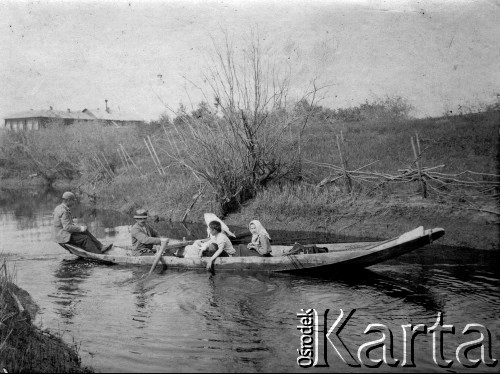 1904-1905, Marsza, Cesarstwo Rosyjskie.
Wycieczka łodzią, Jan Wasiliewicz Popow, Wasilij Prokofiew, Mitia Pawłow, Maria Ksienofontowa Bierdienikowa, Liza Bierdienikowa.
Fot. NN, kolekcja Zygmunta Lewańskiego, udostępnił Julian Lewański

