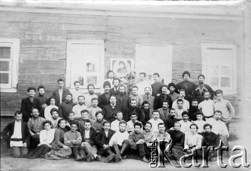 1904-1905, Jakuck, Cesarstwo Rosyjskie.
Grupa zesłańców różnych narodowości.
Fot. NN, kolekcja Zygmunta Lewańskiego, udostępnił Julian Lewański

