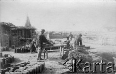 1904-1905, Jakuck, Cesarstwo Rosyjskie.
Cegielnia - robotnicy pracujący przy wyrobie cegieł.
Fot. NN, kolekcja Zygmunta Lewańskiego, udostępnił Julian Lewański

