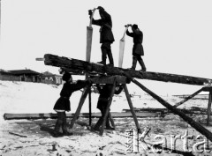 1904-1905, Jakuck, Cesarstwo Rosyjskie.
Piłowanie drewninych bali.
Fot. NN, kolekcja Zygmunta Lewańskiego, udostępnił Julian Lewański

