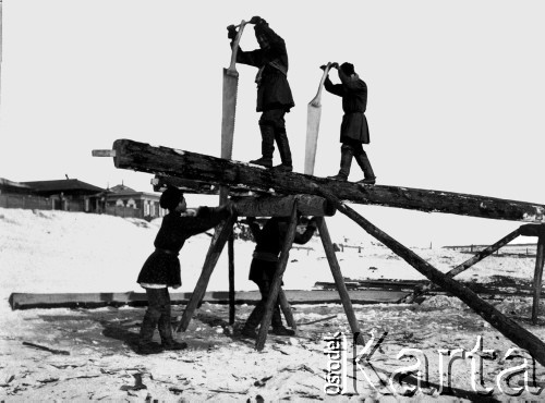 1904-1905, Jakuck, Cesarstwo Rosyjskie.
Piłowanie drewninych bali.
Fot. NN, kolekcja Zygmunta Lewańskiego, udostępnił Julian Lewański

