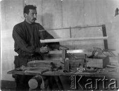 1904-1905, Jakuck, Cesarstwo Rosyjskie.
Stolarz z piłą mostkową.
Fot. NN, kolekcja Zygmunta Lewańskiego, udostępnił Julian Lewański

