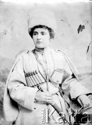 1904-1905, Jakuck, Cesarstwo Rosyjskie.
Portret kobiety w kaukaskim stroju.
Fot. NN, kolekcja Zygmunta Lewańskiego, udostępnił Julian Lewański

