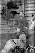 1904-1905, Jakuck, Cesarstwo Rosyjskie.
Portret zesłańca z psem.
Fot. NN, kolekcja Zygmunta Lewańskiego, udostępnił Julian Lewański

