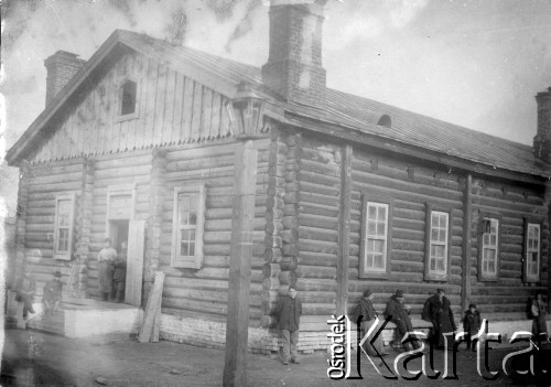 1904-1905, Jakuck, Cesarstwo Rosyjskie.
Zesłańcy przed domem.
Fot. NN, kolekcja Zygmunta Lewańskiego, udostępnił Julian Lewański

